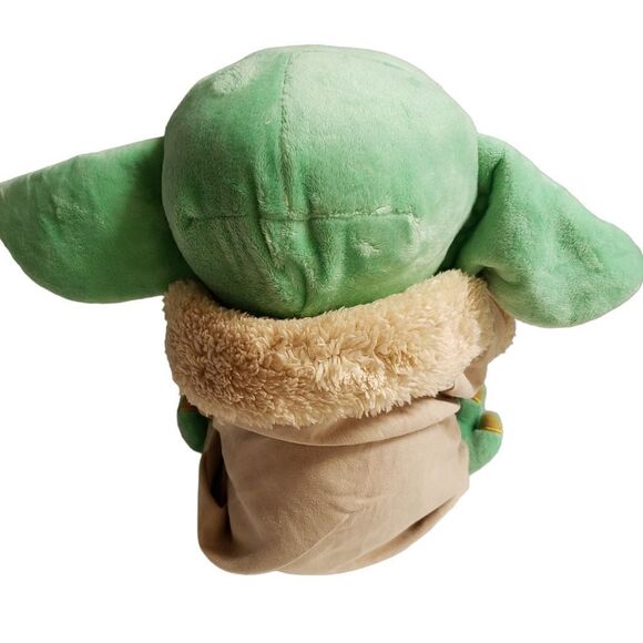 Mandalorian Baby Yoda Star Wars Throw Blanket and Hugger Plush - Picture 4 of 10